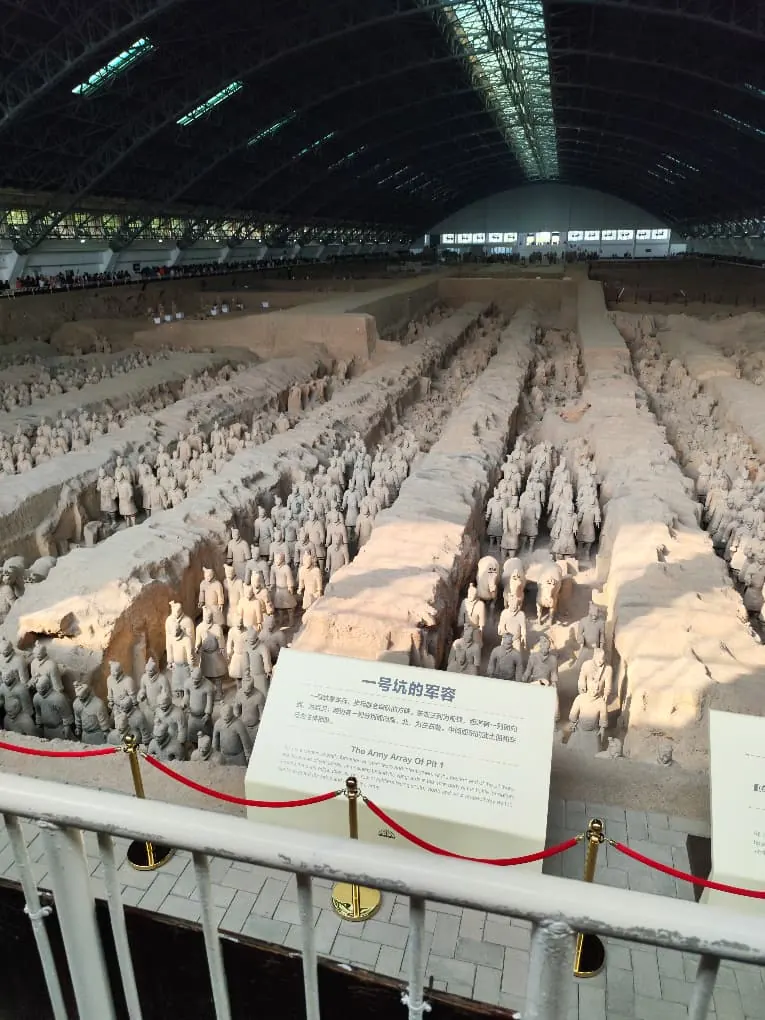 Foso del Ejército de Terracota de Xi'an con cientos de guerreros de arcilla milenarios alineados dentro del museo.