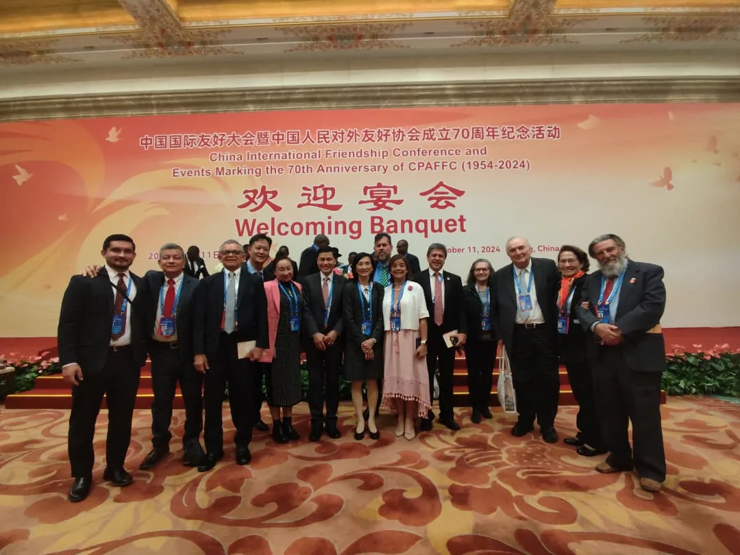 Delegación ante el telón oficial del banquete por el 70 aniversario de la CPAFFC en Beijing.